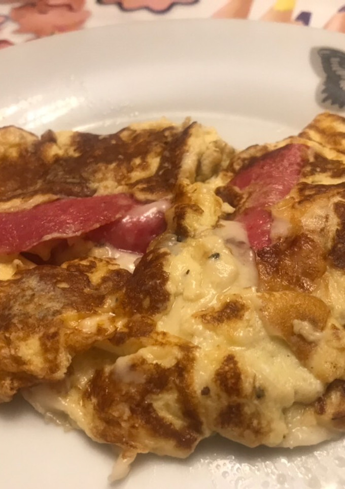Una foto de Omelette rellena de salami con queso 🧀 a las hierbas provenzales