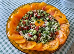 Une photo de Salade de riz aux deux tomates, concombre et coriandre
