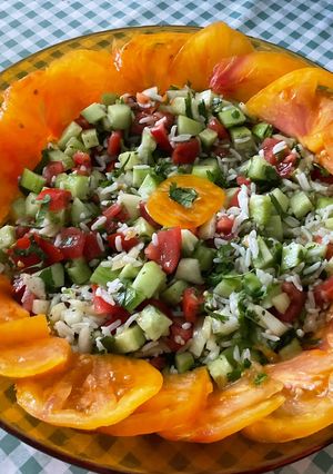 Une photo de Salade de riz aux deux tomates, concombre et coriandre