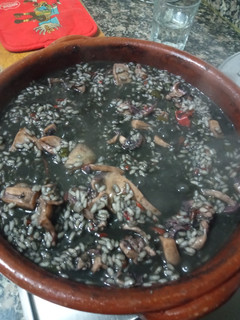Una foto de Chopo con arroz en su tinta