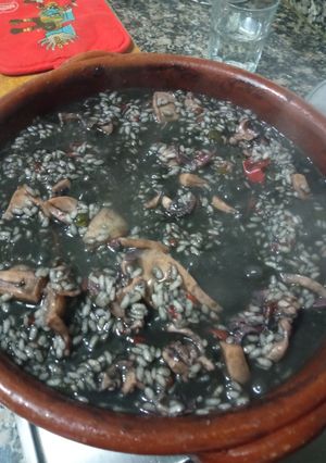 Una foto de Chopo con arroz en su tinta