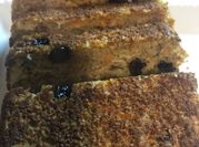 Una foto de budín con avellanas