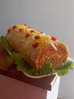Una foto de Pionono agridulce decorado