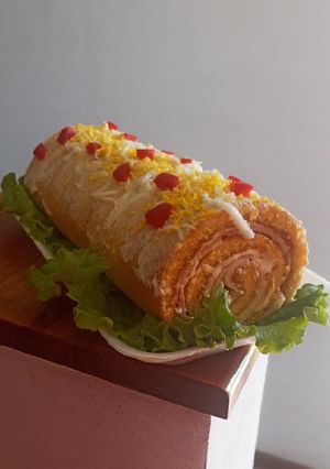 Una foto de Pionono agridulce decorado
