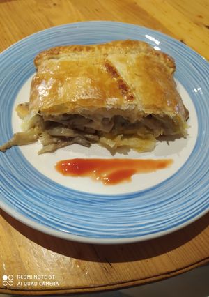 Una foto de Hojaldre relleno de pollo y setas 🐤🍄🧀
