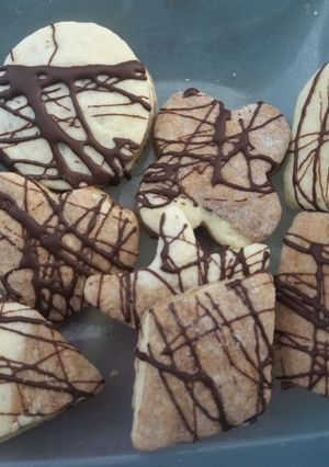 Una foto de Galletas marmoladas decoradas con chocolate 😋