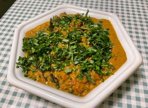 Une photo de Dahl au curry jaune, légumes, cajous et gingembre au lait de coco