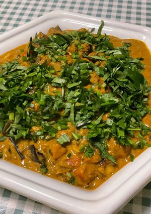 Une photo de Dahl au curry jaune, légumes, cajous et gingembre au lait de coco