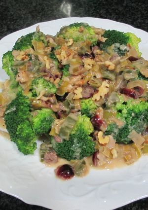 Foto principal de Brócoli al vapor bañada con salsa de verdura y frutos secos - veggie