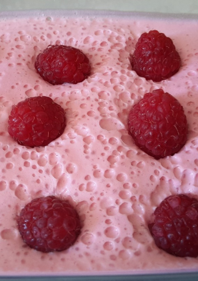 Una foto de Mousse de frambuesa