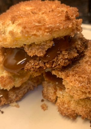 Una foto de Alfajores de coco y dulce de leche🥰🖤