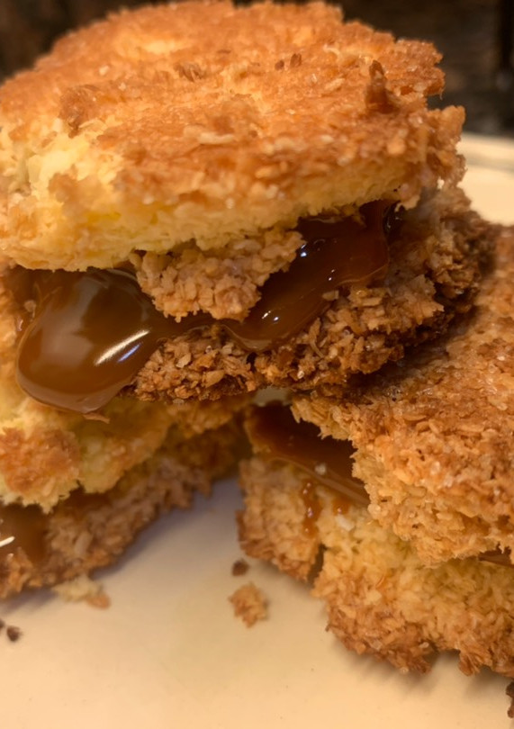 Una foto de Alfajores de coco y dulce de leche🥰🖤