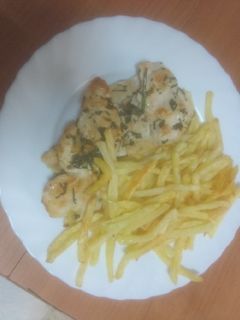 Una foto de Pechuga de pollo adobada al limón a la plancha con papas fritas