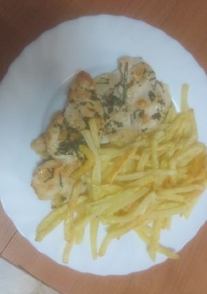 Una foto de Pechuga de pollo adobada al limón a la plancha con papas fritas