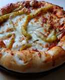 Töltött szélű pizza szarvasgombás szósszal magyarosan