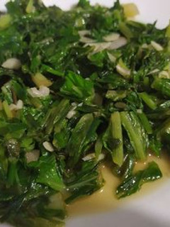 Una foto de Lechuga y acelga salteadas