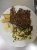 Carne encebollada con ensalada de fusilli