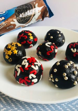 A picture of Chocolate coconut Oreo balls.