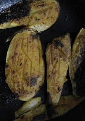 A picture of Spicy tangy mangoes.