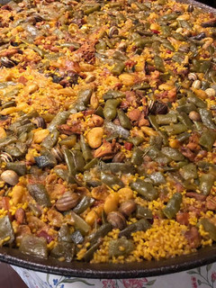 Una foto de Paella valenciana con conejo de monte sous-vide