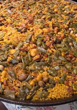 Una foto de Paella valenciana con conejo de monte sous-vide