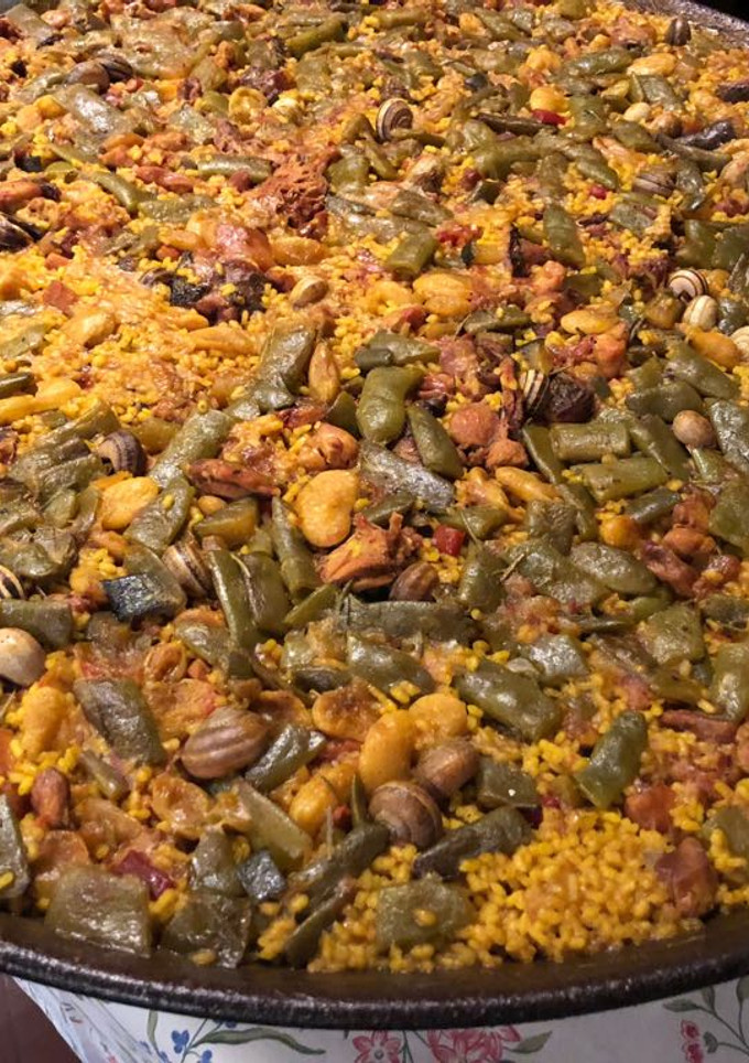 Una foto de Paella valenciana con conejo de monte sous-vide