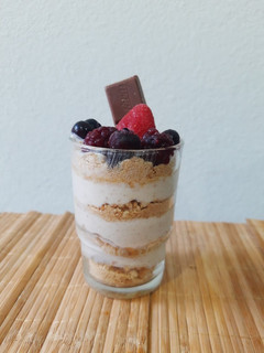 Una foto de Postre de yogur y galletas