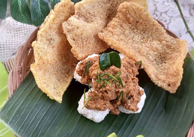 Cabuk Rambak: Kuliner Tradisional yang Unik dari Solo 2 Cabuk Rambak khas Solo, perpaduan ketupat lembut, saus wijen gurih, dan rambak renyah