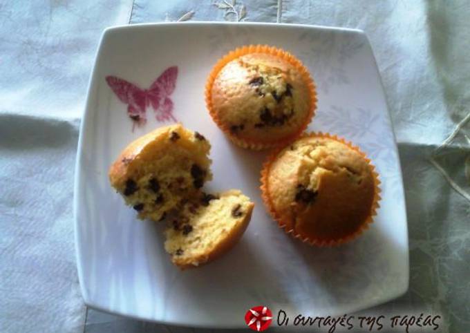 κύρια φωτογραφία συνταγής Αφράτα muffins βανίλια με κομματάκια σοκολάτας