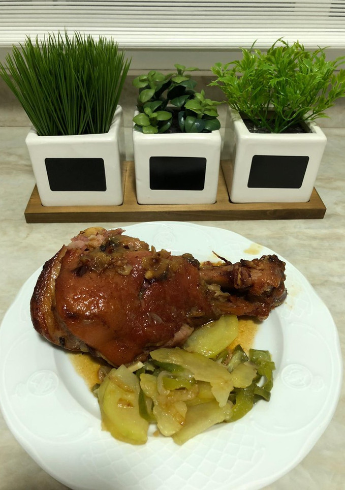 Una foto de Codillos al Magno Ibérico y Patatas Primavera