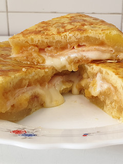 Una foto de Tortilla de patatas rellena