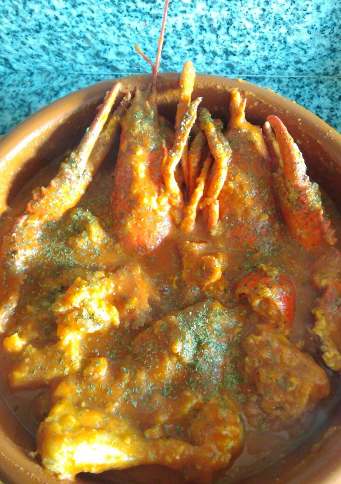 Una foto de Cazuela de bogavante y rape con fondo