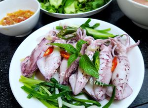 Hình của món Mực cơm luộc chua cay.