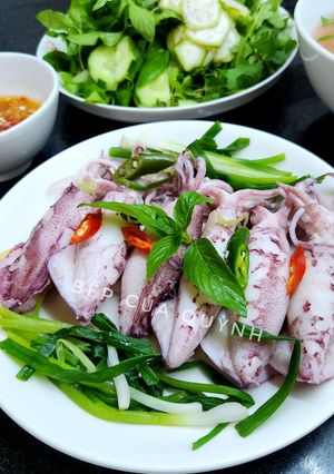 Hình của món Mực cơm luộc chua cay.