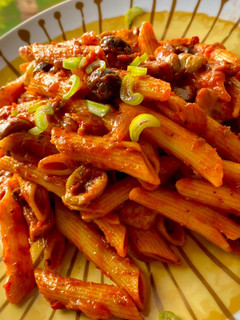 Una foto de Pasta alla Puttanesca con Champiñones