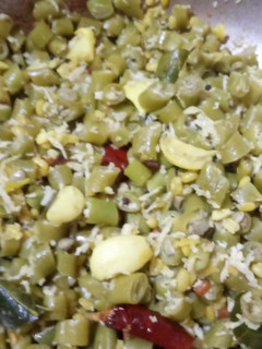 பாசிப்பருப்பு பீன்ஸ் பொரியல்(Paasiparuppu beans poriyal recipe in tamil) செய்முறை முக்கிய புகைப்படம்