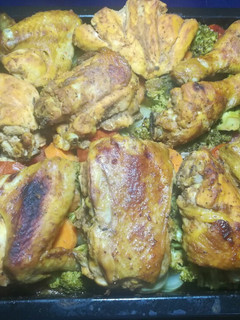 Una foto de Pollo al horno con vegetales