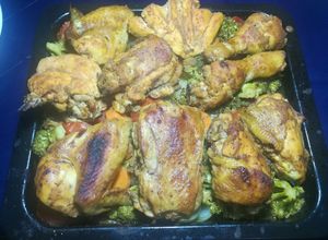 Una foto de Pollo al horno con vegetales