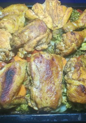 Una foto de Pollo al horno con vegetales