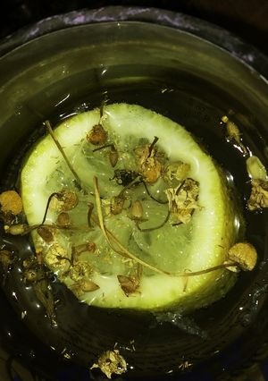 Una foto de Soda infusionada relajante limón y manzanilla 🌹💜💦💧io