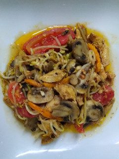 Una foto de Saltado de pollo con frejolito chino y champignones