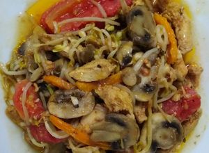 Una foto de Saltado de pollo con frejolito chino y champignones