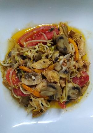 Una foto de Saltado de pollo con frejolito chino y champignones