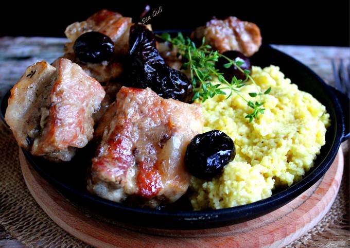 Свинячі ребра з чорносливом і пшоняною кашею