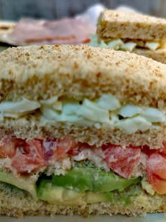 Una foto de Sándwich triple casero
