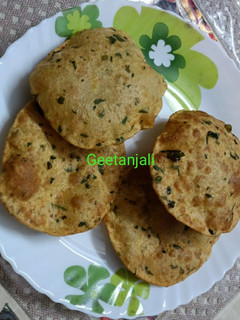 मेथी की पूरी (methi ke poori recipe in Hindi) रेसिपी मुख्य फोटो