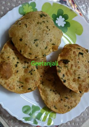 मेथी की पूरी (methi ke poori recipe in Hindi) रेसिपी मुख्य फोटो