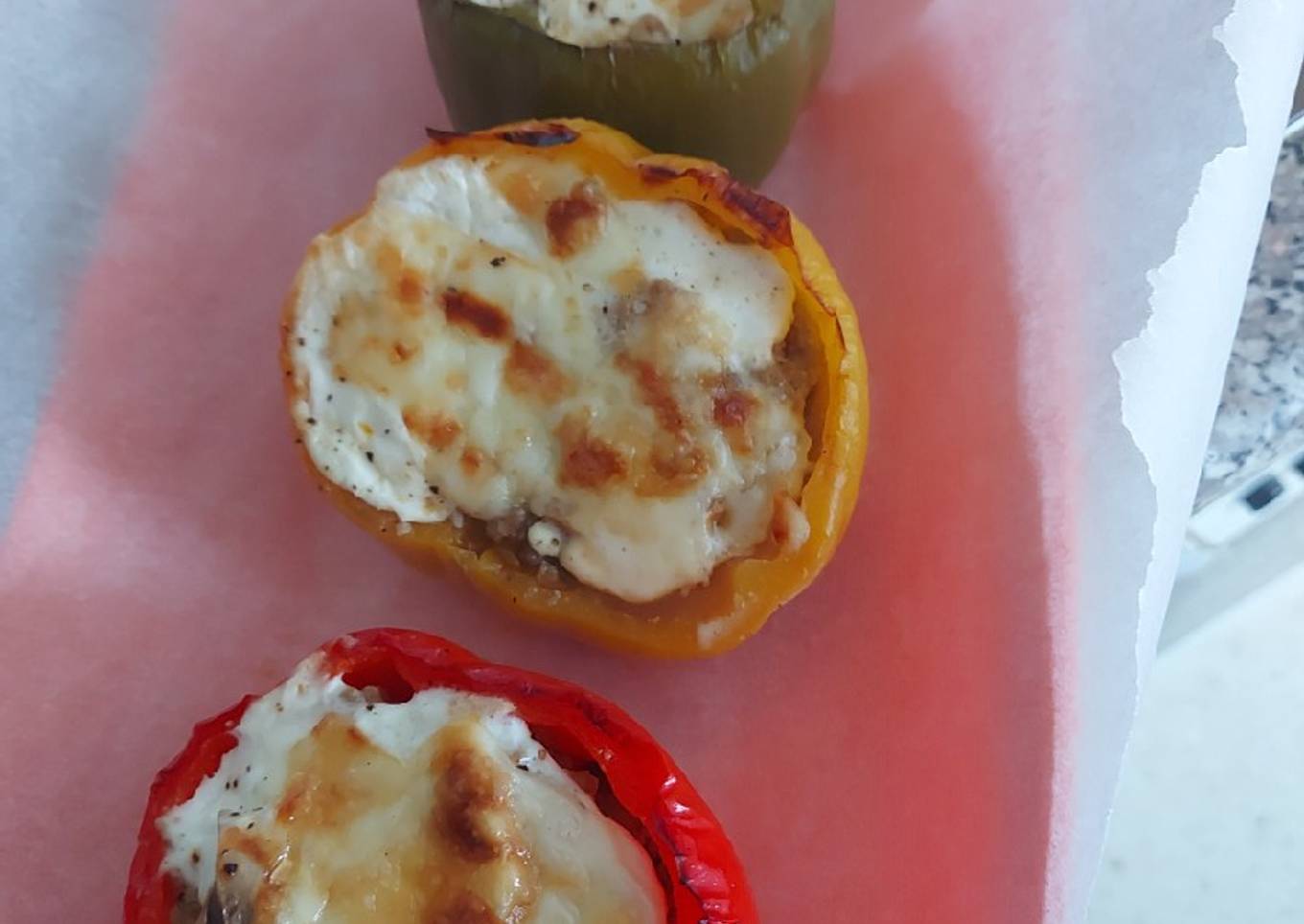 Pimientos tricolor gratinados rellenos de carne picada