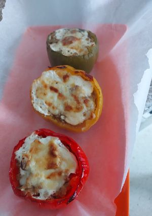 Una foto de Pimientos tricolor gratinados rellenos de carne picada