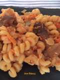 Fusilli bucati con setas, verduras y pollo